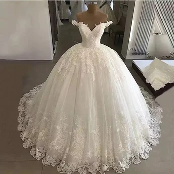 Елегантно бельо сватбена рокля в пода с V-образно деколте и апликации